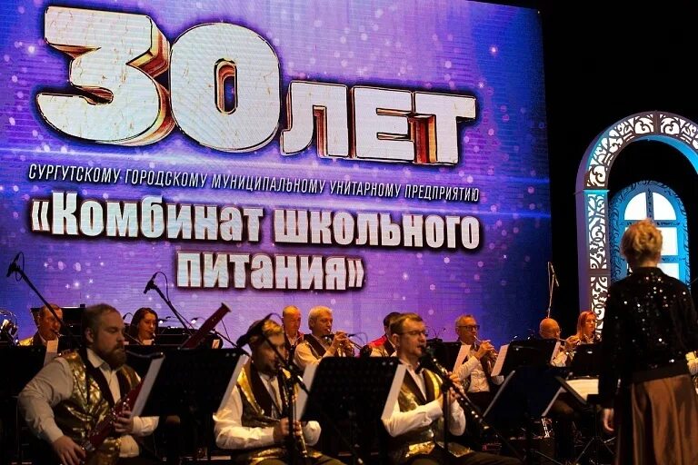 Лаборатория салахова сургут. Школьный комбинат сургут. Очередь в школьную столовую. Комбинат питания школьник. Комбинат питания.