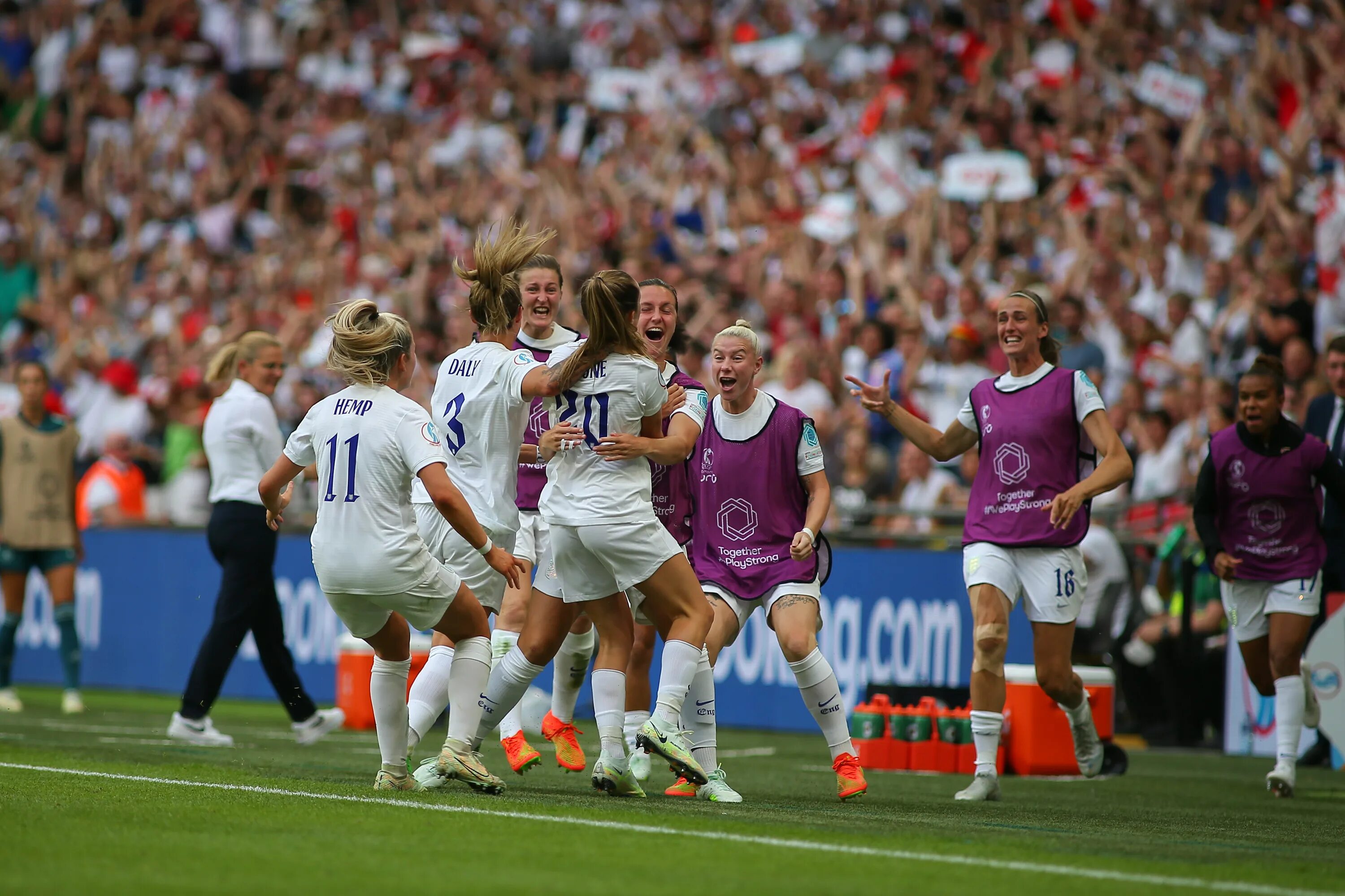 Англия суперлига женщины. Женскую сборную Англии с победой. Чемпионат Англии. Германия сборная футбольная команда. Женская сборная Англии по футболу 2019.