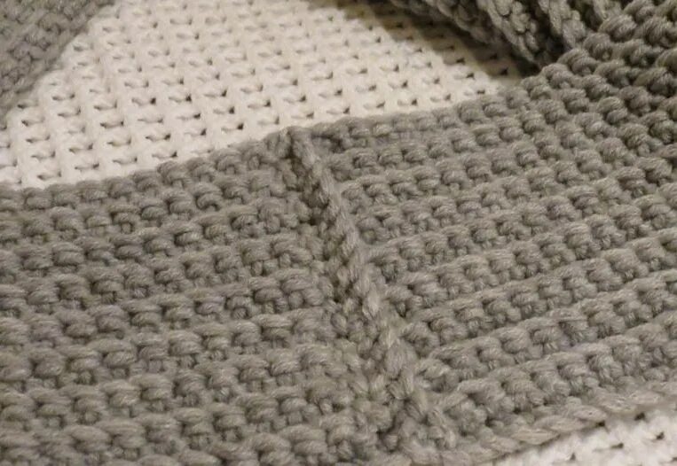 Как соединить шарф. Вязаный шарф шов английская резинка. Соединить конец шарфа спицами. Красивая резинка для снуда спицами. Сшить снуд крючком.