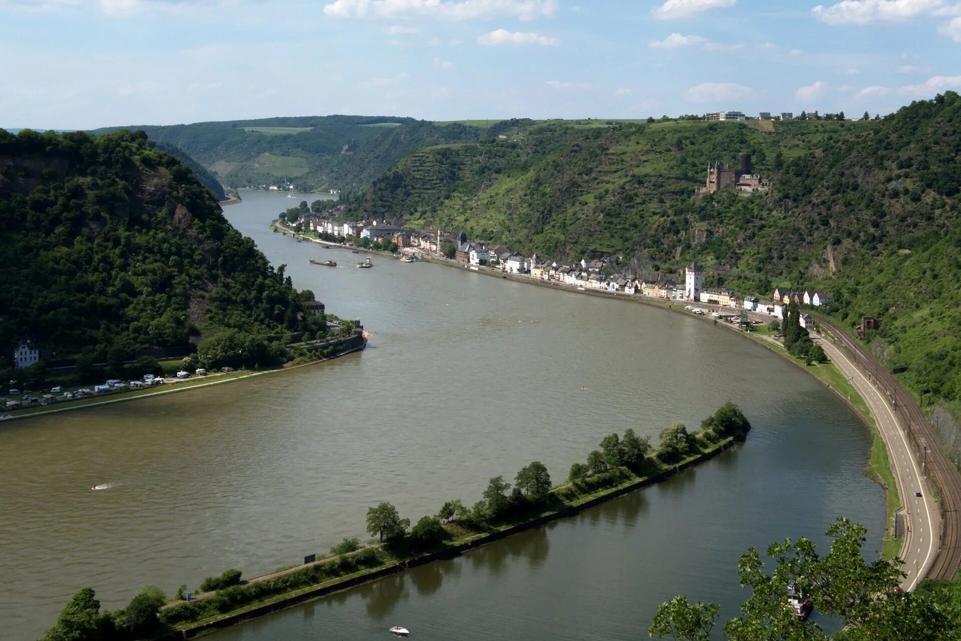Рейн протекает через. Река Рейн в Германии. Река Рейн Фрайбург. Река Рейн в Швейцарии. Исток реки Рейн.