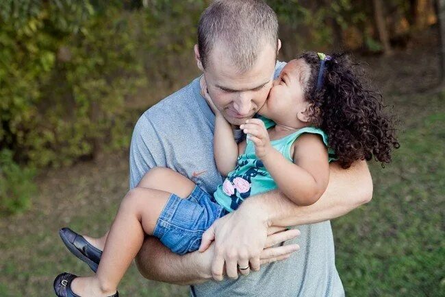 Через daddy. Поцелуй Daddy. Father Kiss. Daughter father поцелуи. Кровосмешение dad.