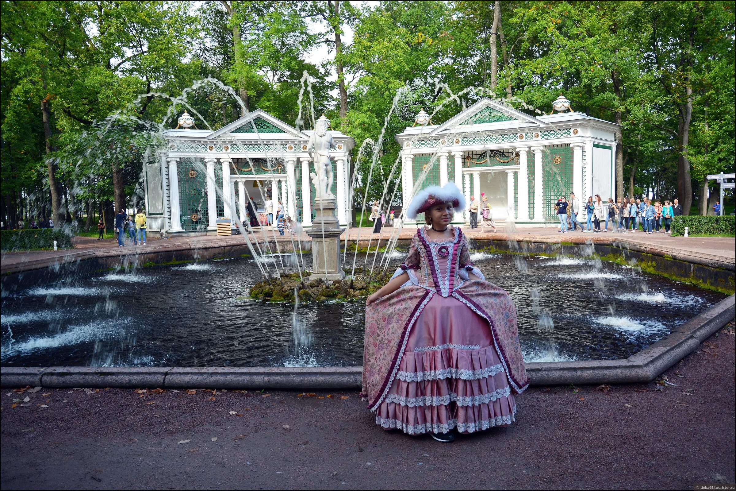 Петергоф одежда. Петергоф одежда. Одежда придворных в лихтенштейне. Гусарки в петергофе. Костюм петра i в музеи особая кладовая.