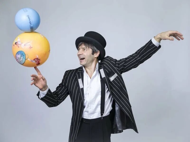 Juggling show. Смешанное жонглирование цирковое. Жонглер у гиллок. Кабалевский ежик ноты для фортепиано. Жанглеры или жонглеры.