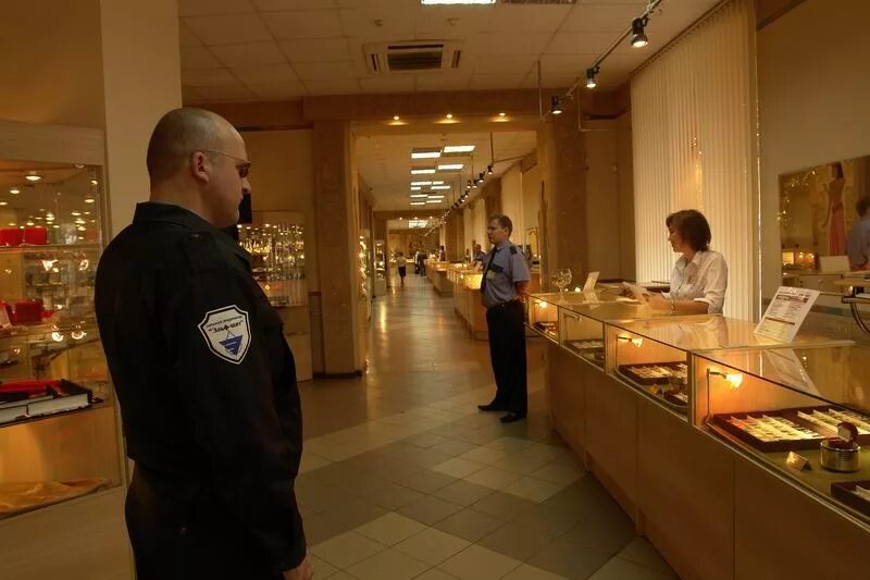 Специалист службы безопасности. Охранник в торговом центре. Охранник в супермаркете. Охрана торгового предприятия. Охранник в торговом центре.