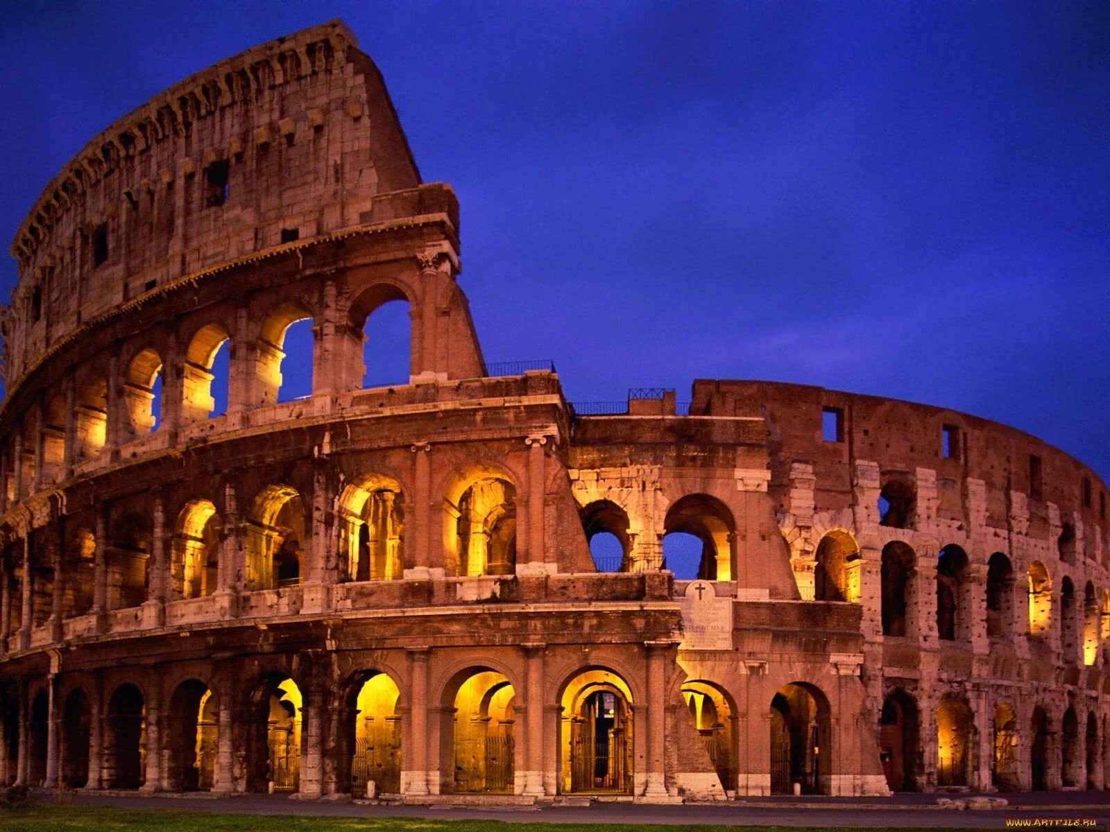 В какой стране находится достопримечательность. Колизей в Риме. Архитектура Италии Колизей. Италия столица Рим Колизей. Чудо света Римский Колизей в Италии.