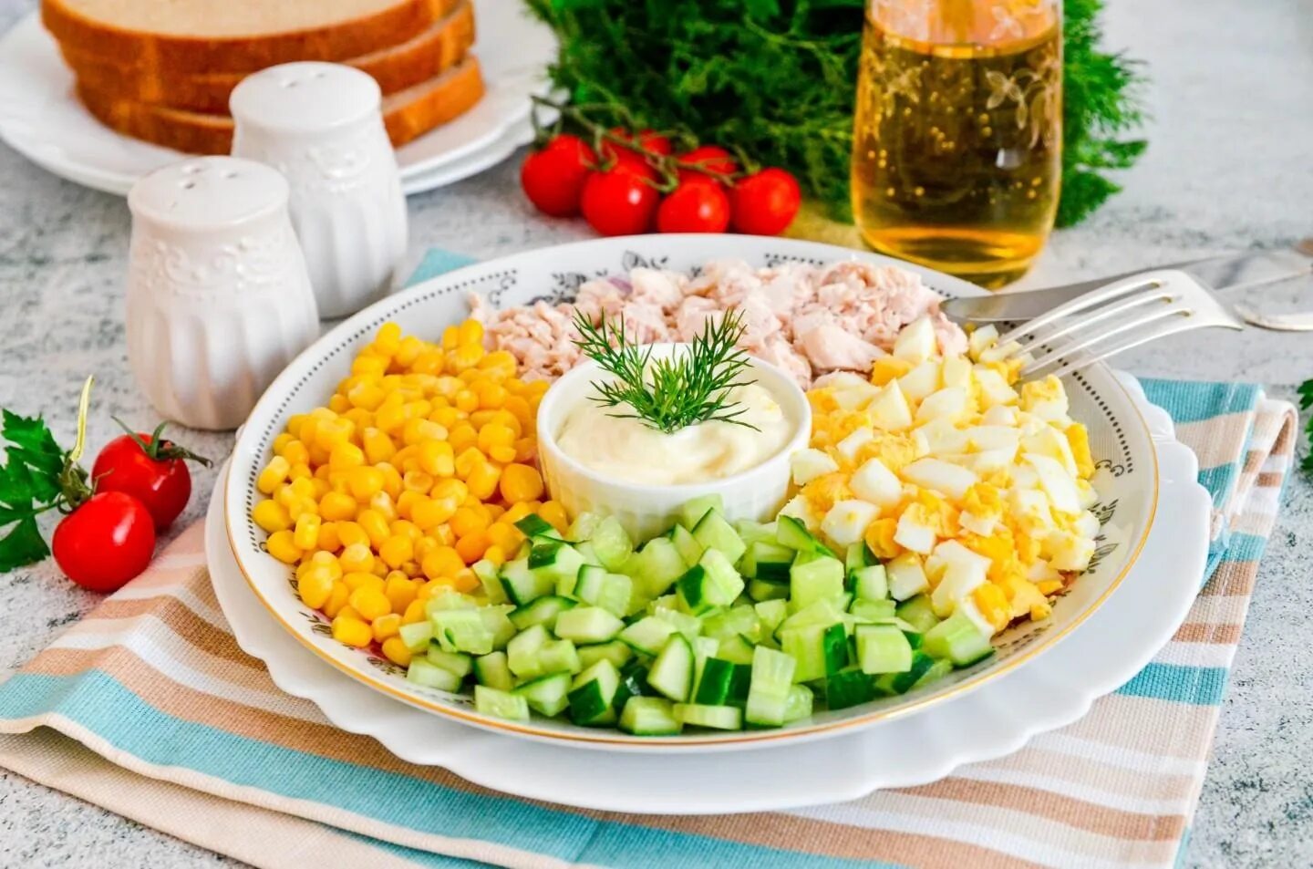 Салат из куриной грудки огурцов яиц. Салат с куриной грудкой и кукурузой. салат огурец яйцо кукуруза. салат с курицей и кукурузой и яйцом и огурцом. салат грудка кукуруза огурец.