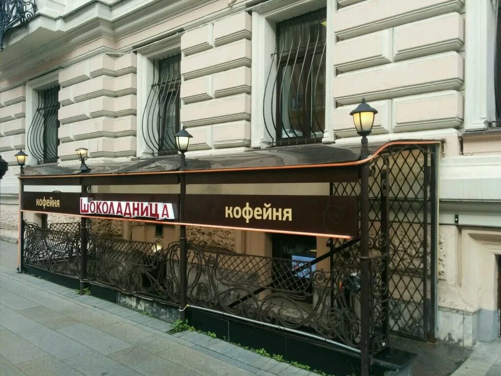 около кофейни. кофейня шоколадница москва. кофейня рядом. ближайшая кофейня рядом. шоколадница охотный ряд.