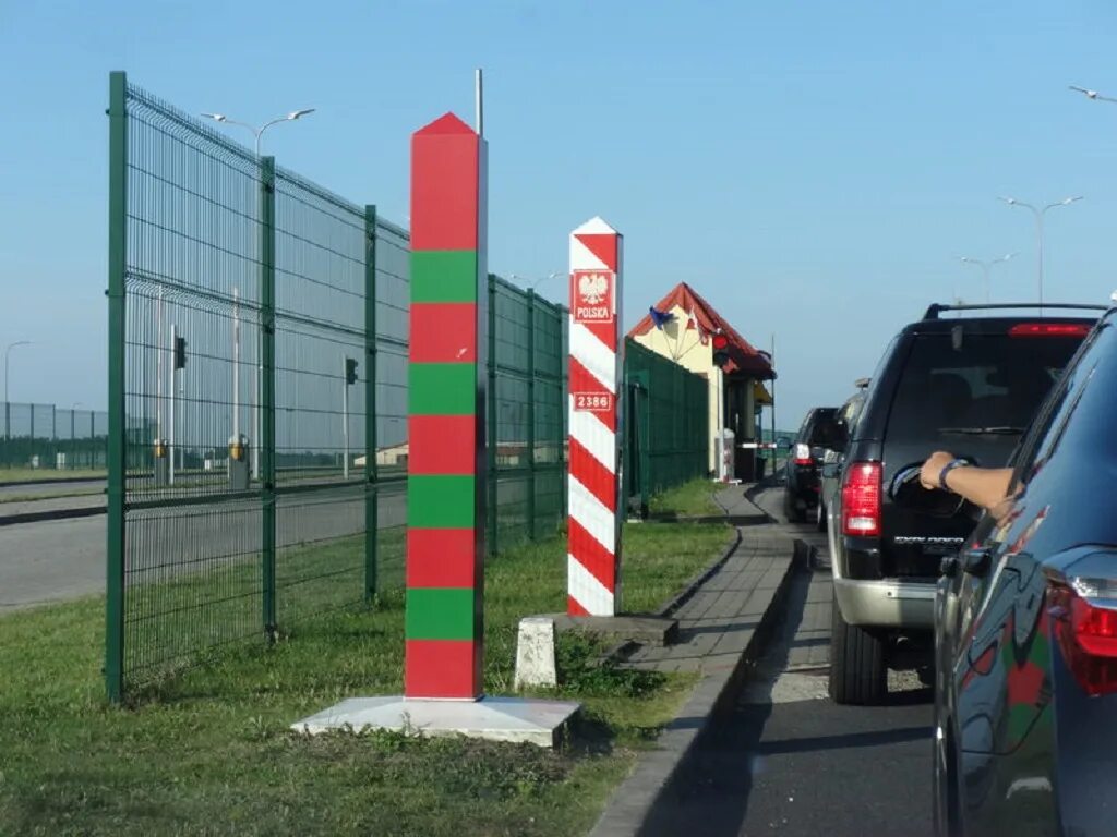 Выезд в польшу. Русско польская граница Калининград. Пограничники в Калининграде на границе с Польшей. Песчатка пункт пропуска. Граница России и Польши в Калининградской области.