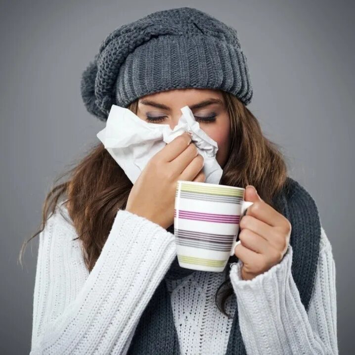 Человек болеет. Больной человек в офисе. Человек больной гриппом. Болею простудой. Очень часто орви.