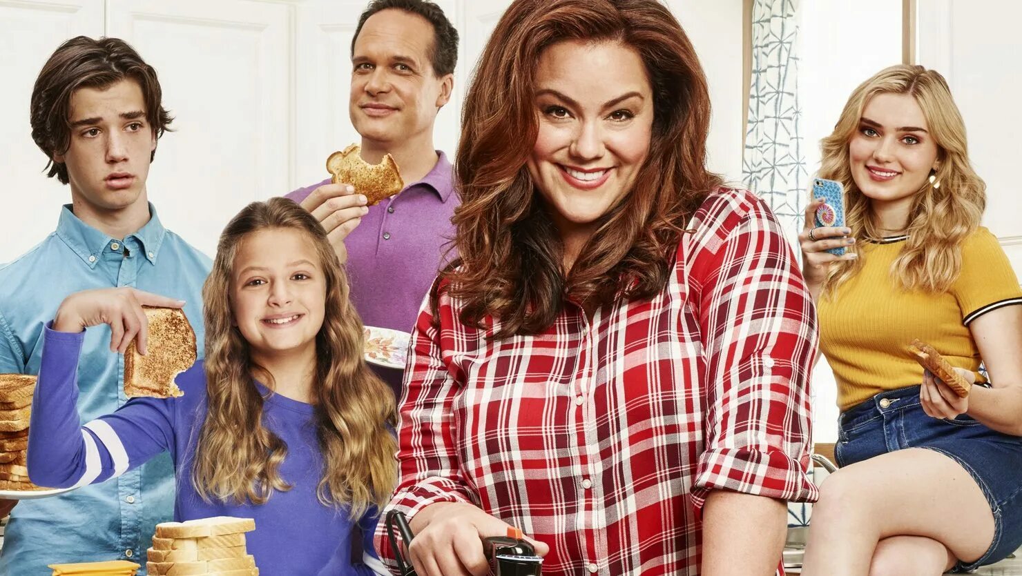 Американские сериалы про домохозяек комедии. Американская домохозяйка 1 сезон. Домохозяйка из фильма. Марк каличи сериал американская домохозяйка. Американская домохозяйка сериал 2016–2021.