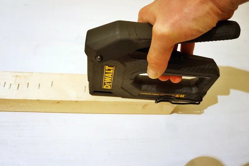 Как вставить в строительный степлер. Dewalt dwht80276. мебельный степлер dewalt. детали мебельного степлера. ударный степлер.