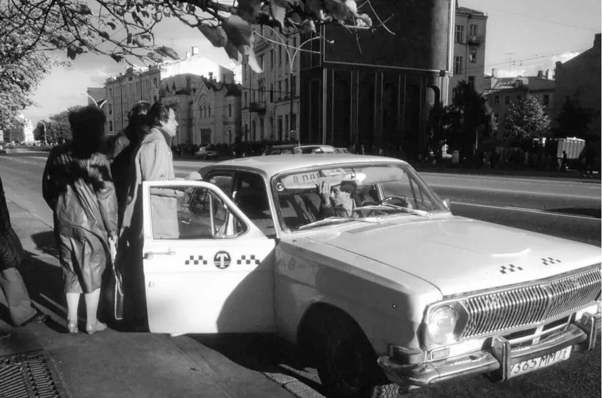 Советское такси. Советские люди на такси. Советское такси в 1966 году. СССР 1980 таксист. Советский таксист