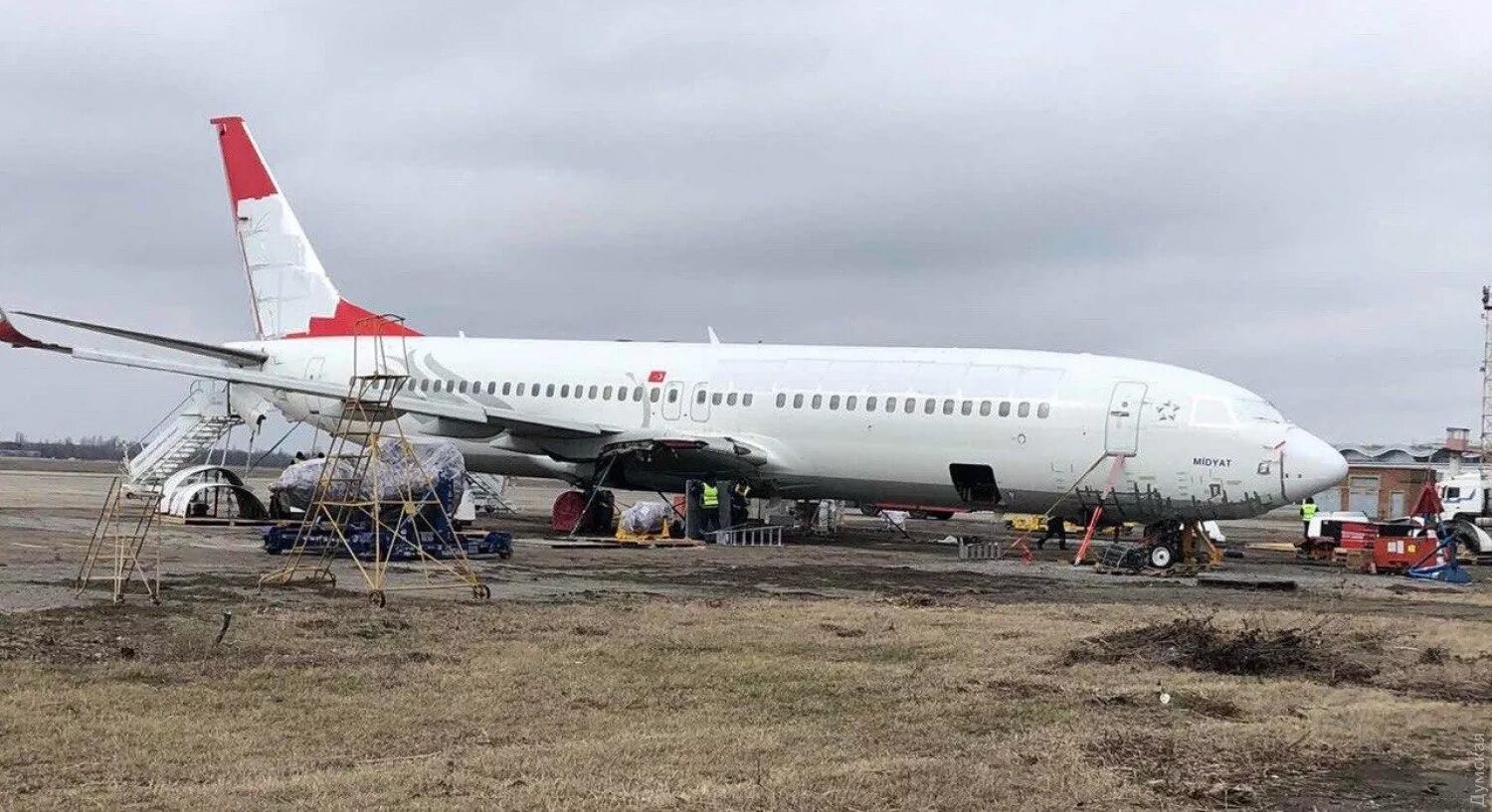 Боинг 737 ростов на дону. Аварийный трап боинг 737. списанные самолеты. списанный боинг. посадка в самолете туркиш эйрлайнс.