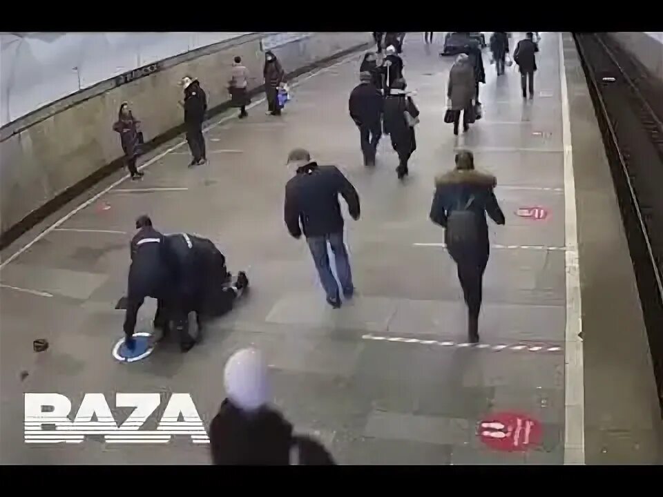 В москве избили таджиков. Драка в метро в Москве таджики. Нападение на девушку в метро. Таджики напали на полицейских. Драка в метро в Москве вчера.