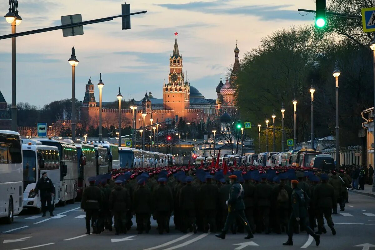 Будет ли парад в москве. Ночная репетиция парада 2021 в Москве. Парад 2021 на красной площади. Подготовка к параду Победы 2021 в Москве. Шествие в Москве.