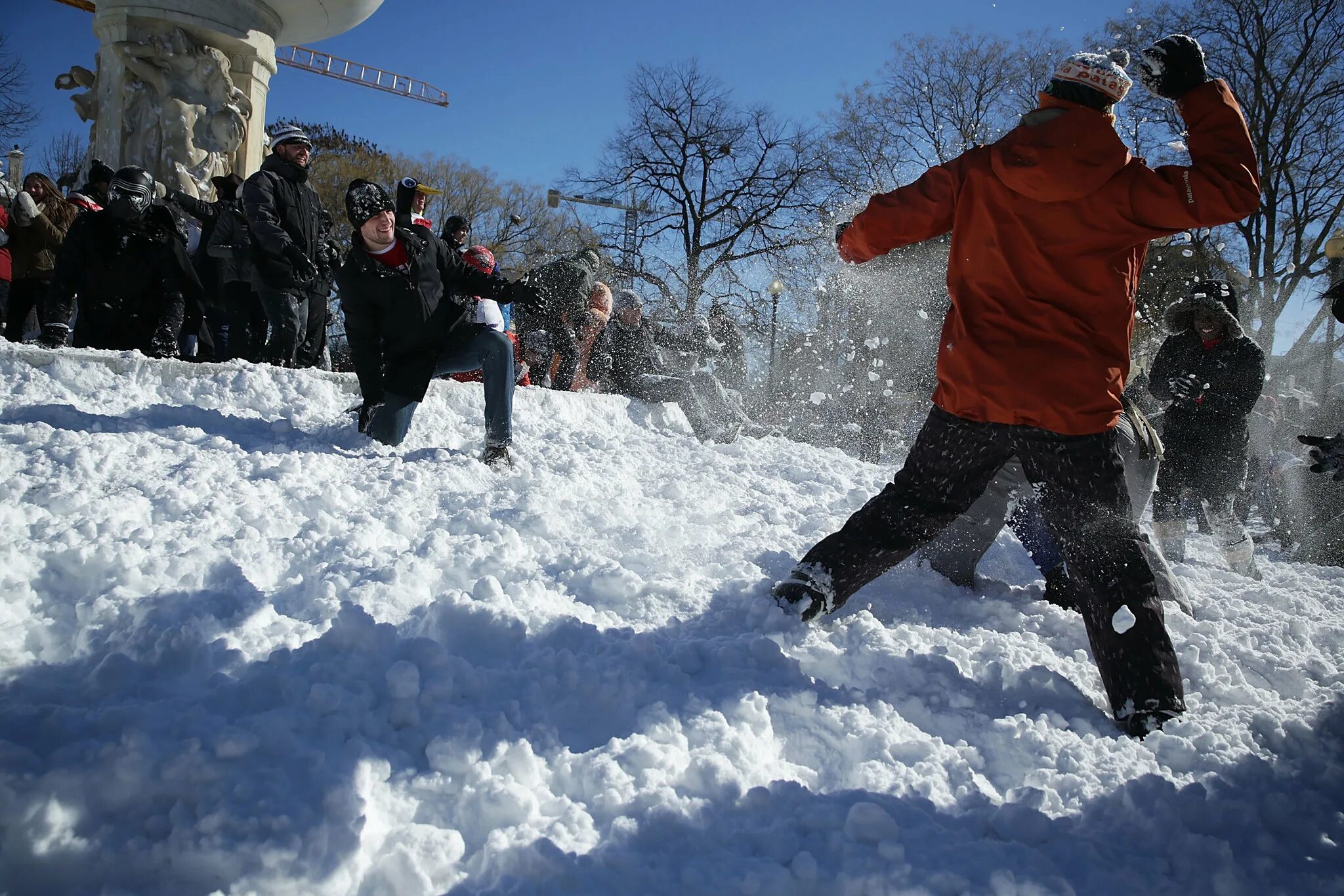 Кидались снежками. Снежки. Игра в снежки позы. Snowball Fight. Игра в снежки фото.