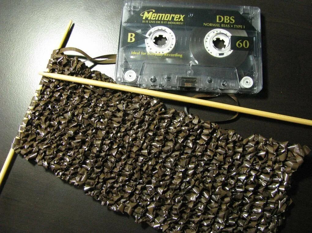 Как сделать кассету. Из кассетной ленты. Поделки из видеокассет. Из ленты от видеокассет. Шторы из кассетной ленты.