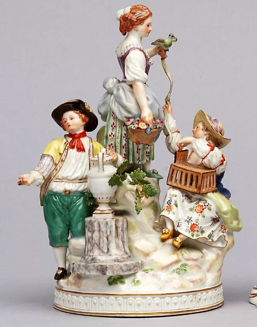 Купить старые фигурки. Chantilly Porcelain статуэтка. Фарфоровые фигурки. Антикварные фарфоровые статуэтки. Антикварный фарфор статуэтки.