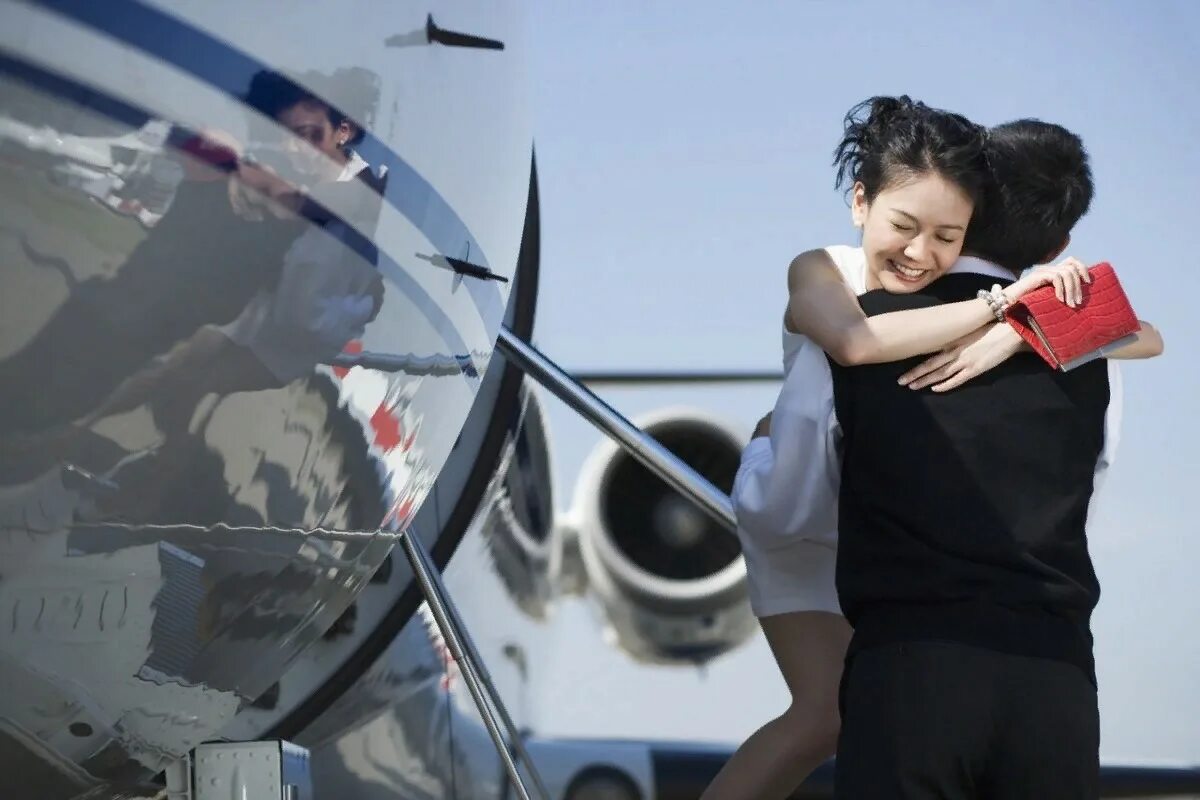 Самолет на 2 человека. Любовь к авиации. Девушка в самолете. Встреча в аэропорту влюбленных. Самолет любви.