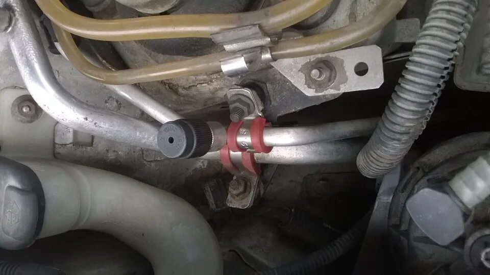 Утечка фреона в салон. 8 tsi. Утечка фреона в салон. Утечка фреона в кондиционере автомобиля. Трубки фреона паджеро 4.
