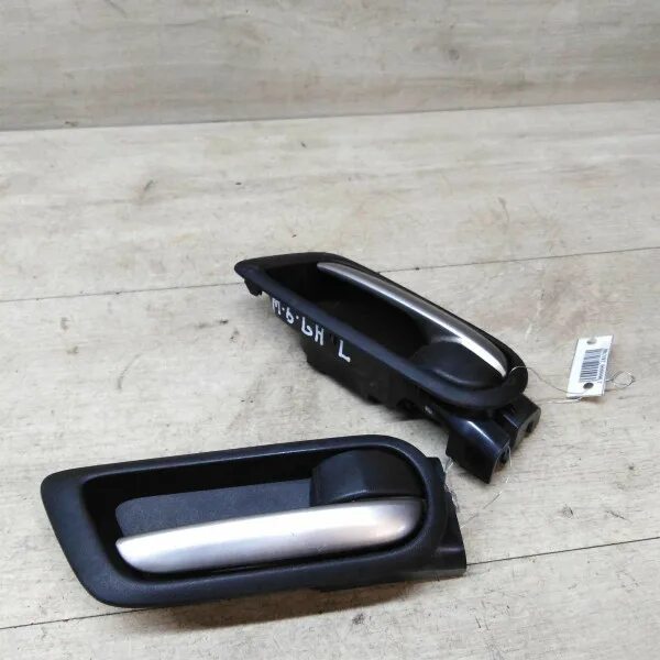 Дверная ручка мазда трибьют 2001. Ручку внутреннюю на мазду. Ручки внутренние мазда. Ручка двери мазда трибьют. Внутренняя ручка двери мазда 3.