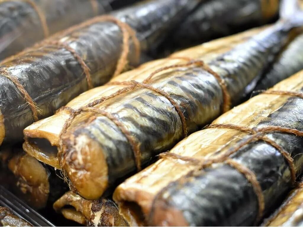 Скумбрия холодного и горячего. Копчение рыбы скумбрия. скумбрия горячего копчения. рыба скумбрия копченая. скумбрия кипперс.