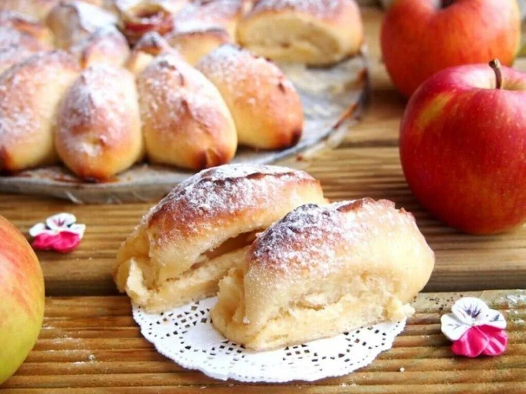 Пирожки с яблоками в духовке. Дрожжевая выпечка с яблоками. Пирожки булочки с яблоками. Выпечка из дрожжевого теста с яблоками. В магазине продаются булочки с яблочным джемом