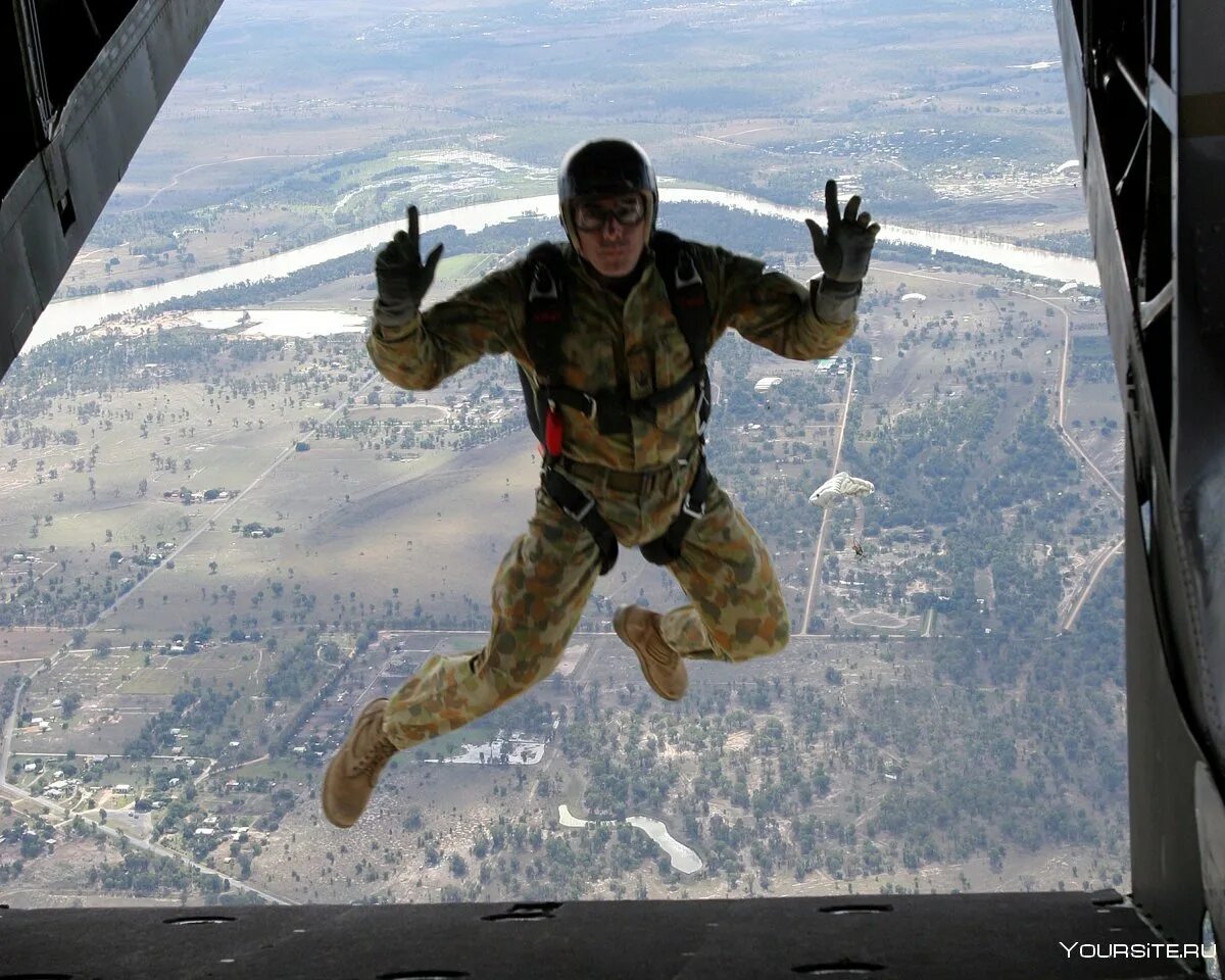 Люди падают с самолета. Солдат прыгает с парашютом. Военный прыжок с парашютом. Парашютист военный. Прыжок с самолета.