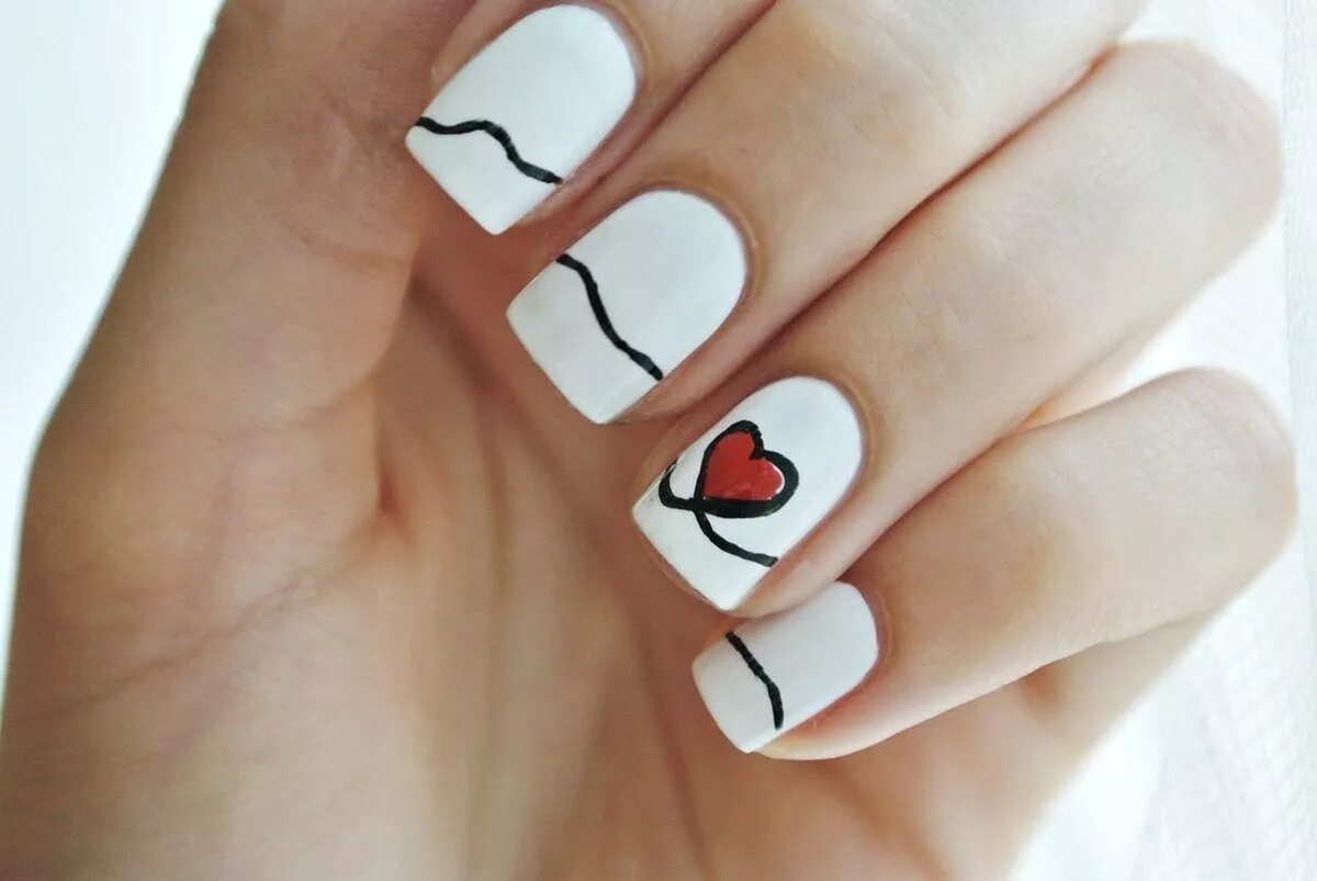 Дизайн ногтей на 12 лет. Ногти с сердечками. Белый маникюр с сердечками. Маникюр белый с рисунком. Маникюр с сердечками на короткие.