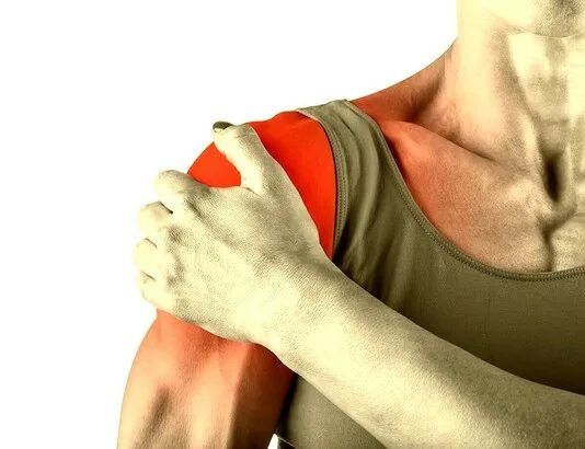 Сильная боль в области плечевого сустава. Боль в плечевом суставе. Сильная боль в плечевом суставе.