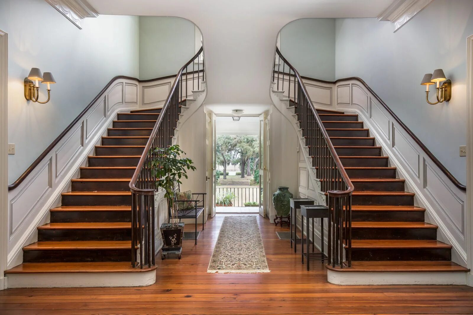 Грейнджер Холл особняк лестница. Лестница в доме. Красивые лестницы. Лестница в коттедже.