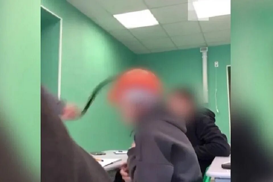 Ударил молотком в школе. Ученик ударил учителя. студент ударил преподавателя. преподы екатеринбургский монтажный колледж. студент ударил преподавателя спбгу.