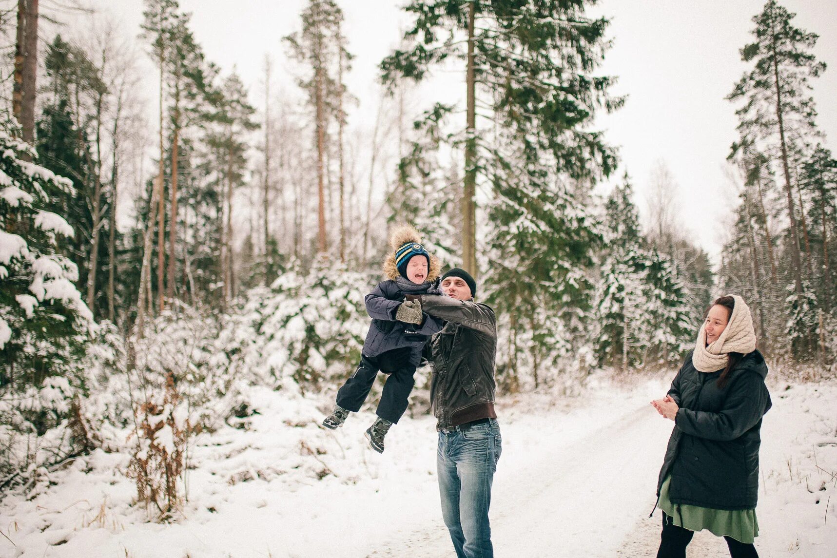 В лесу зимой можно. Прогулка в зимнем лесу. Зимняя фотосессия в лесу. Семейная фотосессия зимой. Прогулка по зимнему лесу.
