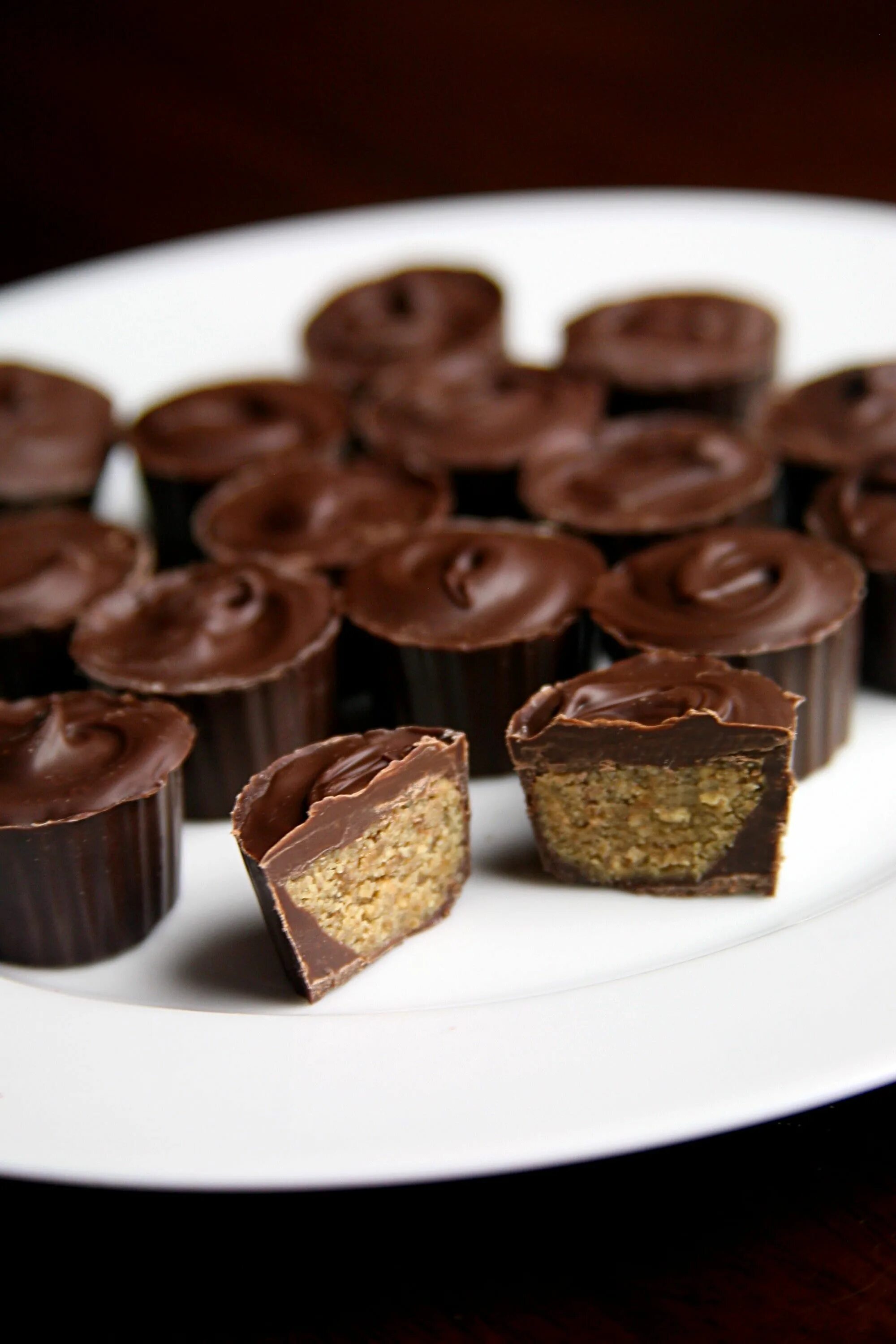 Chocolate cups. Шоколад. Шоколадный стаканчик. Десерт в шоколадном стаканчике. Конфеты в шоколадном стаканчике.