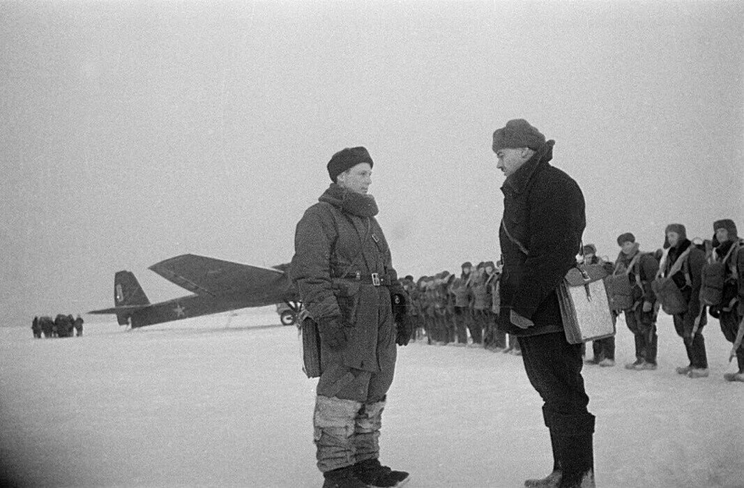 Десантники времен вов. Вяземский десант 1942. десантный войска вов 1941 1945. вдв ркка 1941. советский аэродром 1941.