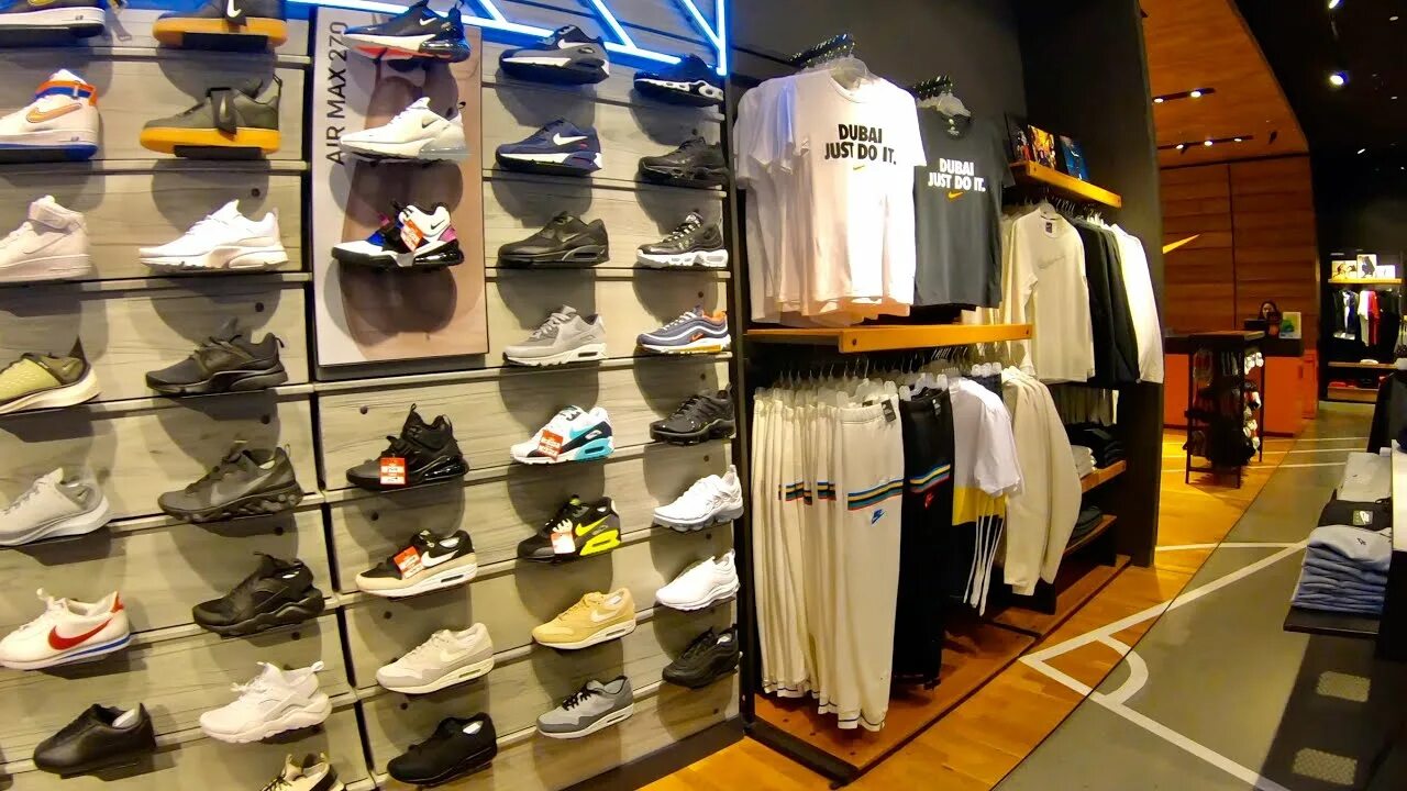 Дубай молл найк. Nike Dubai Mall. Nike в Дубай Молл. Nike в Дубай молле. Магазин найк в Дубай Молл.