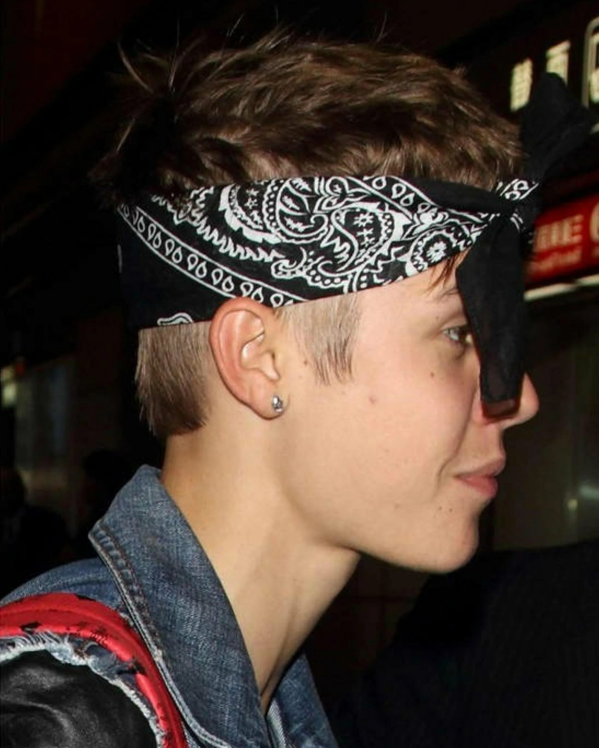 люди с повязкой на голове