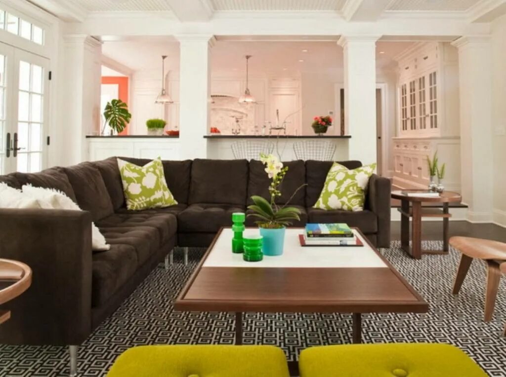Ваш интерьер. Коричневый диван с зелеными подушками. Зеленый диван в коричневом интерьере. Кухня гостиная с коричневым диваном. Гостиная в зеленом цвете и коричневым диваном.