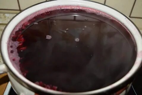 Компот из смородины в кастрюле
