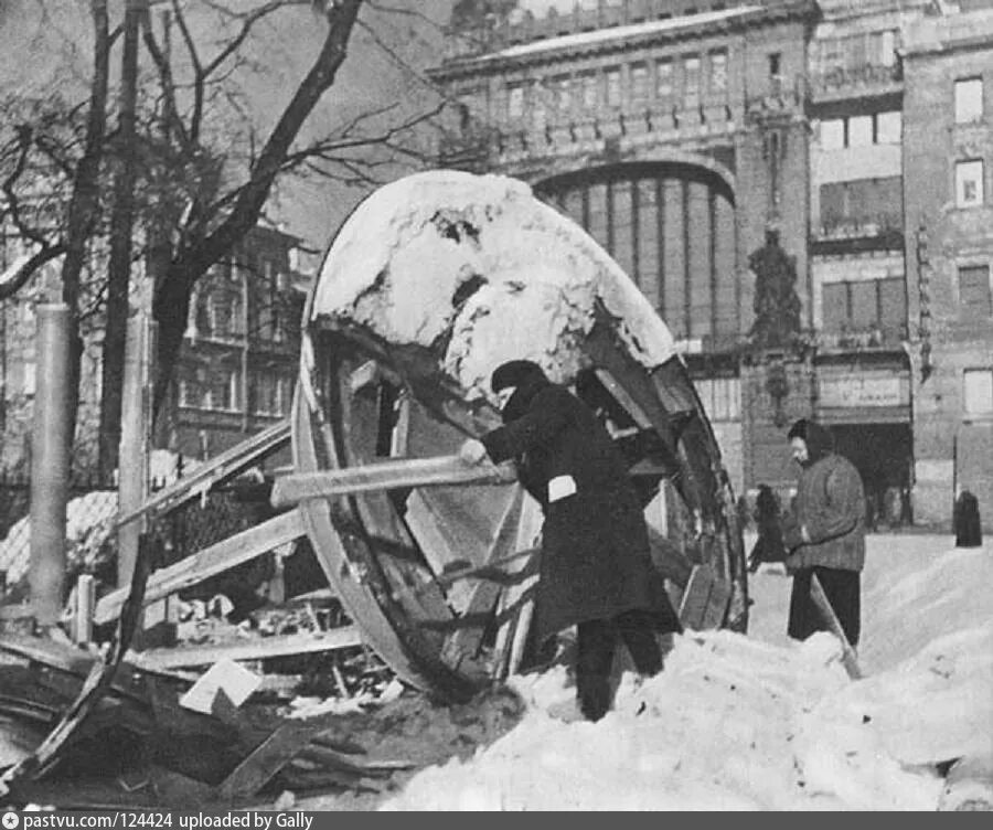 Чернобоже в ленинграде. Блокадный Ленинград летний сад. Блокада Ленинграда дрова.