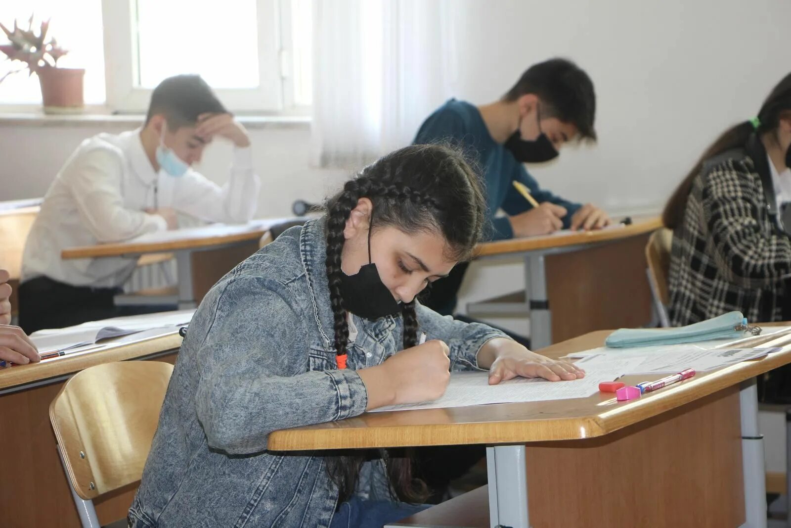 Обучающиеся 9 классов принимают участие в егэ. ГЭЦ Азербайджана. Экзамен в Азербайджане. Ученик на экзамене. ГЭЦ экзамен.