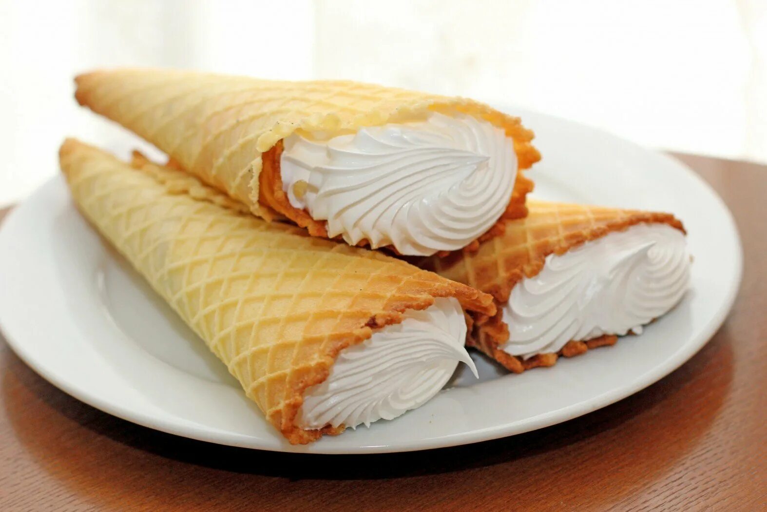 трубочки с кремом в вафельнице. как сделать крем для вафельных трубочек. вафельные трубочки с заварным кремом. трубочки с кремом в вафельнице. как сделать крем для вафельных трубочек.