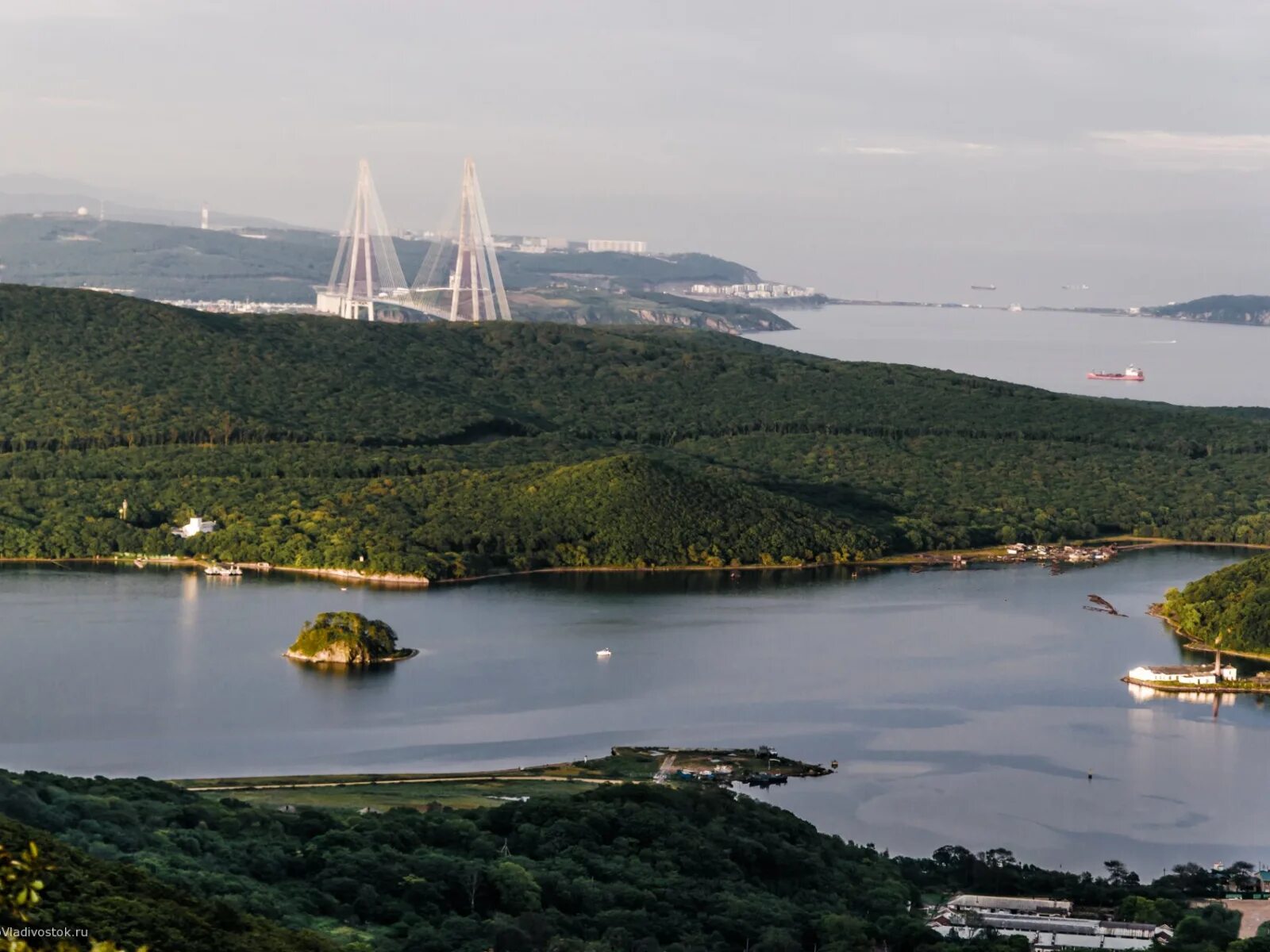 Бухта рында владивосток. Бухта бабкина остров русский. Бухты острова русский фото. Бухта бабкина +русский. Бухта вятлина владивосток.
