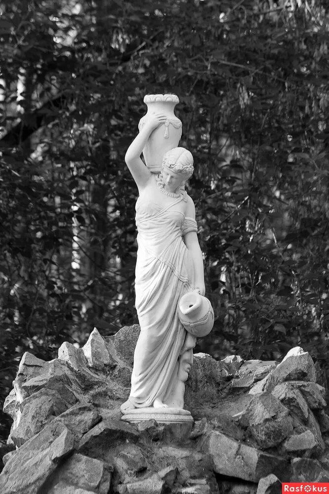 Афродита песчанокоп кая с кувшином скульптура. Дама с кувшином скульптура. Статуя с кувшином. Греческая девушка с кувшином. Статуя с кувшином.