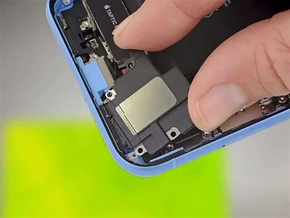 Как почистить динамик на iphone xr. Динамик айфон xr. iphone xr динамики. динамик айфон 10. верхний динамик айфон 11 дребезжит.