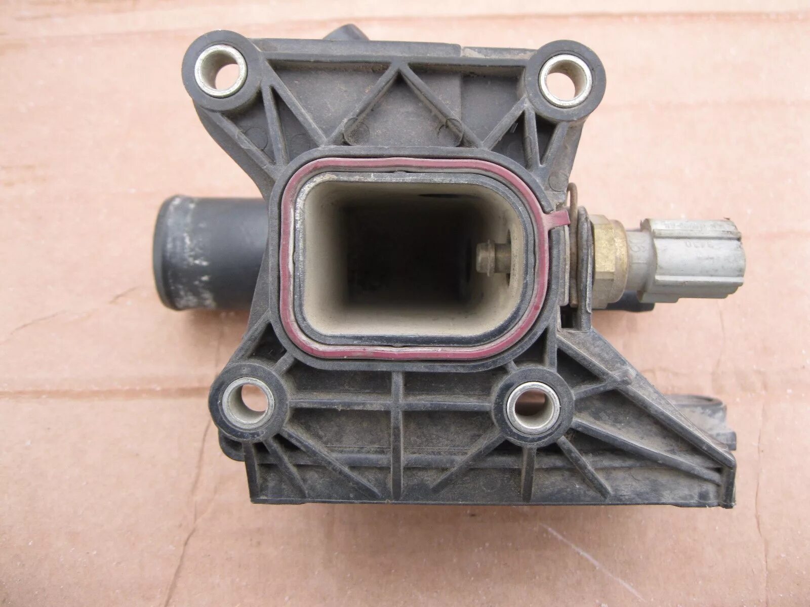 8. 1531004 ford. Фланец двигателя системы охлаждения форд фокус 3. Форд фокус 2 фланец системы охлаждения 2. Ford 1531004 фланец системы.