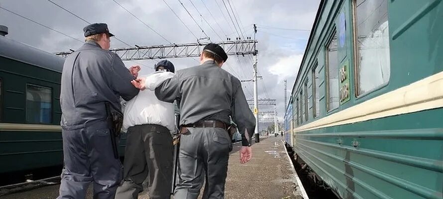 Вахтовики на вокзале. Парень на железной дороге. Мужика выгнали из поезда. Задержанные мужчины на вокзалах в 2023 году.