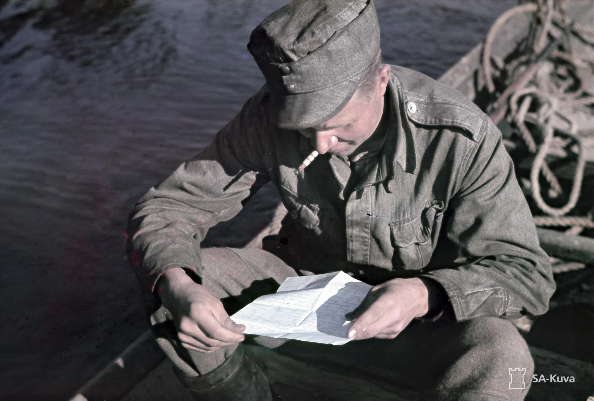 Читать про солдат. Солдат читает письмо. Солдат читает книгу. Солдат читает письмо фото. Современный солдат читает письмо.