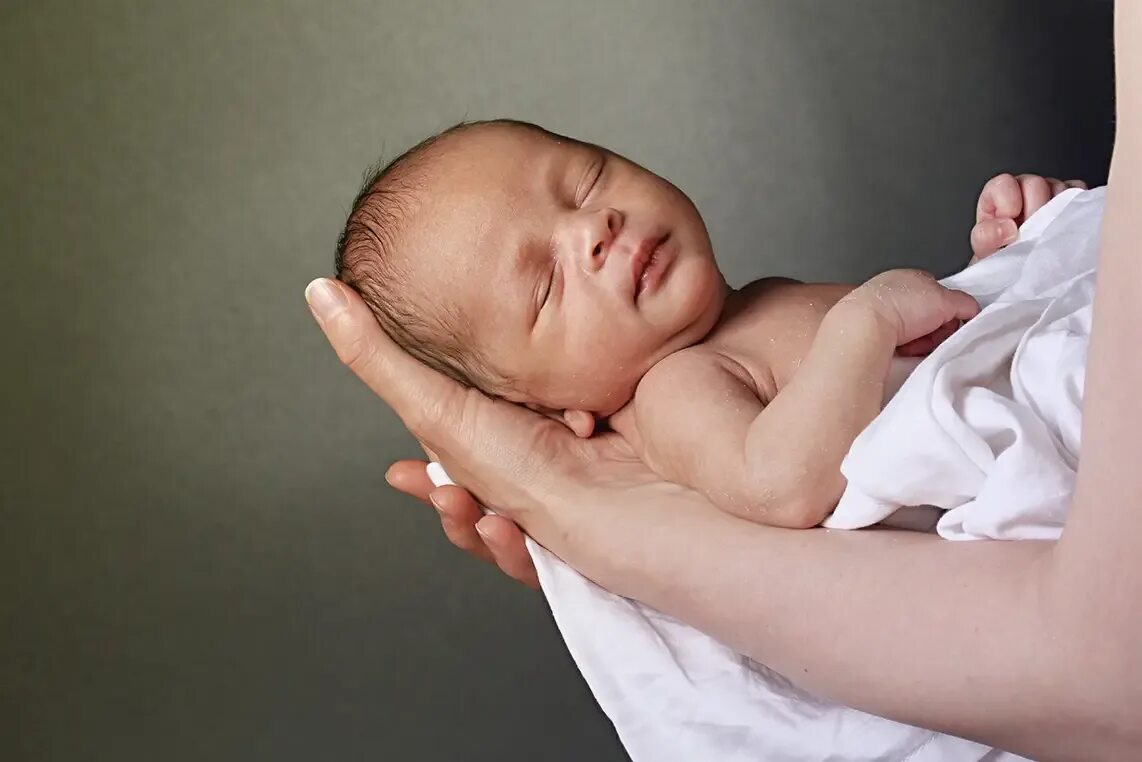 Младенец на руках. Мама укачивает малыша. Спящий младенец на руках фото. Сон новорожденный ребенок на руках у меня. Рука младенца фото.
