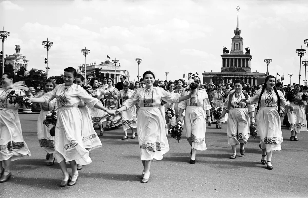 Советские массовые праздники. Советская массовая песня. Нарский как партия народ танцевать учила. Массовая песня фото.